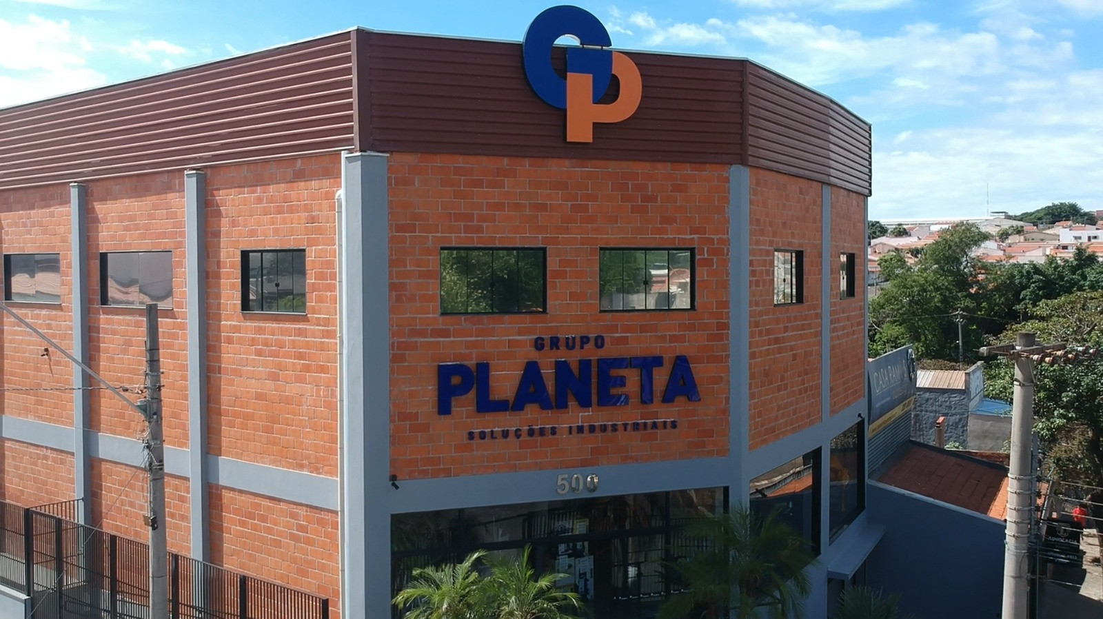 Interior da loja Grupo Planeta Ferramentas com exposição organizada de produtos
